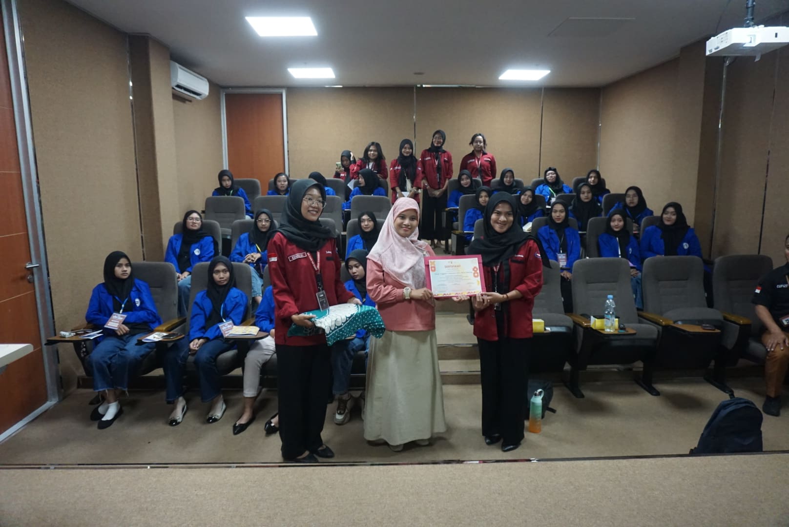 penyerahan sertifikat pemateri mental health